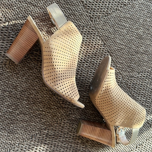 Tahari Margaret 2 Camel Suede Cut Out Peep Toe Slingback Block Heels Womens 10 - Picture 8 of 13